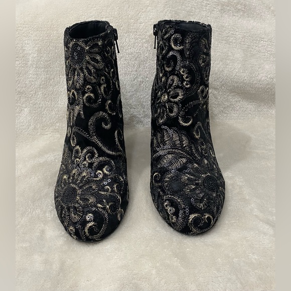 Aldo Shoes - Aldo,ankle boot, featuring a round toe color black size 6